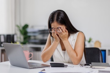 「体の丈夫さには自信があった」40代女性。経験したことのない不調に襲われ、キャリアも危うく…。頑張りすぎた女性が陥りがちな「更年期クライシス」とは 画像