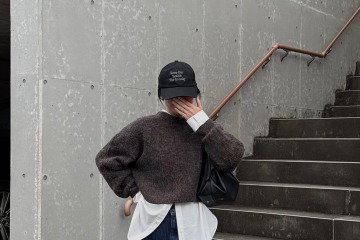 手抜きに見えないこなれ感。ショート丈ニット×白シャツのレイヤードで作る大人の最旬デニムスタイル【40代の毎日コーデ】 画像