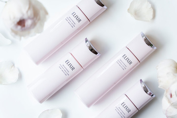 キーワードは「科学的透明感」。もはや国民的スキンケア、エリクシールの新美白化粧水・乳液が「眩しいほどに」進化 画像