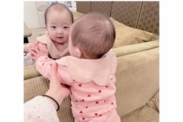 辻希美「鏡がお好き」自分を見つめる次女のキュートSHOTを公開 画像