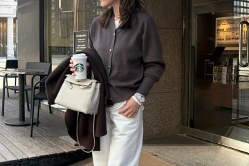 チャコール×ホワイトコーデ。ユニクロメンズデニムを品よく着こなす大人の休日スタイル【40代の毎日コーデ】 画像