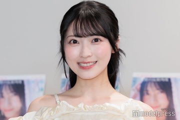 AKB48佐藤綺星、ミニスカ制服姿×おさげ髪ショットが話題「似合いすぎ」「絶対クラスのマドンナ」 画像