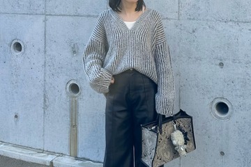 ざっくり編みのVネックニットでこなれ感を。グレー×黒で作るオトナのモノトーン【40代の毎日コーデ】 画像