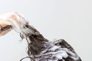 お風呂キャンセルしたい夜に。清潔感だけは死守する「大人の頑張らないヘアケア」 画像