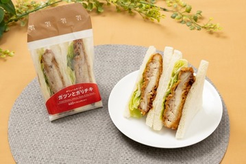 セブン、背徳感たっぷりな肉系サンドイッチ「ガツンとガリチキサンド」3月18日登場 画像