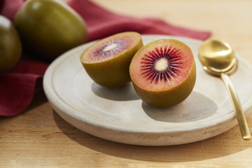 医師・石原新菜先生も「美肌・花粉症・老化ケア」で太鼓判！希少な赤いキウイが今年はスーパーで「手に入りやすくなった」理由とは 画像