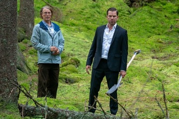 マッツ・ミケルセンが記憶を失いジョン・レノンに？『さよなら、僕の英雄』6月19日公開決定 デンマーク興行記録を塗り替えた話題作 画像