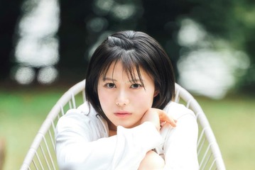 「ミスマガジン2025」読者特別賞・冨永実里、パーカーから美脚披露 ショートヘアで初ソログラビア 画像