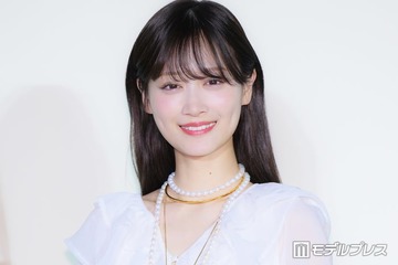 山下美月、美脚透ける純白ワンピ姿で登場 フレグランスを贈りたい相手は？ 画像