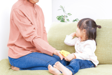 クッキーを落として泣きそうな4歳孫　それを見た70代祖母が台所から戻ると⇒まさかの行動に孫が大喜び 画像