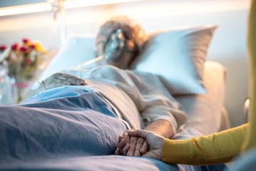 親の延命治療、決められますか？遺された人に「判断の十字架」を負わせないために、今のうちからできること 画像