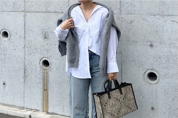 白シャツ×デニムを今年らしく。シルエットで差をつける大人の洗練デイリーカジュアル【40代の毎日コーデ】 画像