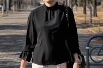 デイリーにもオケージョンにも映える黒のフリルブラウス。大人世代にちょうどいい甘すぎない着こなし【40代の毎日コーデ】 画像