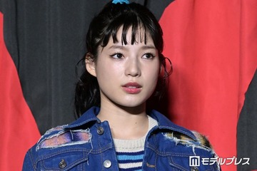 石井杏奈、ミニ丈ボトムス着用で美脚際立つ「スタイル抜群」「何着ても似合ってる」撮影オフショットに反響 画像