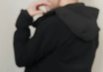 シルエットがおしゃれな【GU】シェルパーカ。雨も肌寒さもしのげる、持っていると安心の一枚って？【40代の毎日コーデ】 画像