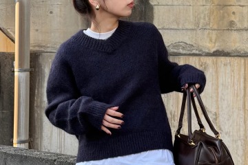 ネイビー×ブラウンで即おしゃれ。ZARAの優秀ニットでつくるこなれ配色の着こなし【40代の毎日コーデ】 画像