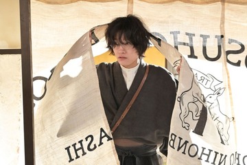 「風、薫る」Aぇ! group佐野晶哉が初登場でファン歓喜の声「一瞬なのに色気ダダ漏れ」「雰囲気すごい」【ネタバレあり】 画像