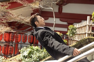 高橋一生主演「リボーン」初回、コロナ禍・安倍元首相・AKBが全盛期…現実とのリンクが話題「生きてきた過去を見ているよう」「実在人物出てきた」 画像