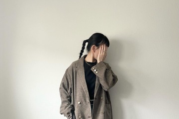 赤ソックスを効かせて。ユニクロとGUで作る、大人の遊び心を添えたトラッドなデニムスタイル【40代の毎日コーデ】 画像