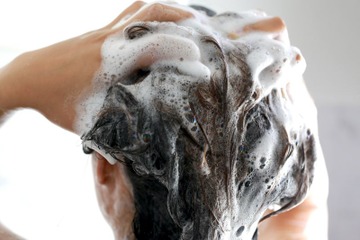 49歳、更年期世代の「頭皮かゆみ」問題。乾燥シーズンに投入して正解だった、低刺激な「お守りシャンプー」の正体 画像