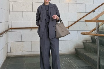 忙しい朝に頼れるセットアップ。ほどよいカジュアル感の秘訣はインに着たロゴＴ【40代の毎日コーデ】 画像