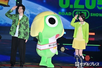 あの＆霜降り明星・粗品「ガルアワ」サプライズ登場 ケロロ軍曹風の緑コーデで仲良くランウェイ【ガルアワ2026SS】 画像