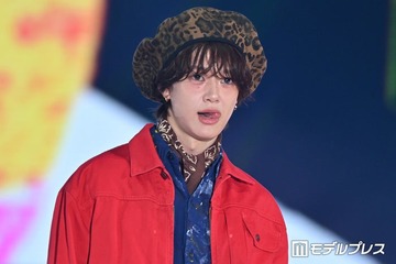 BUDDiiS小川史記、舌ペロ＆バーンで観客虜に ヒョウ柄ベレー帽の個性派スタイリング【ガルアワ2026SS】 画像
