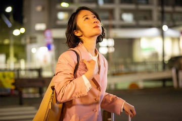 【銀河の一票 第1話】与党幹事長の娘・茉莉（黒木華）、秘書をクビに スナックママ・あかり（野呂佳代）と出会う 画像