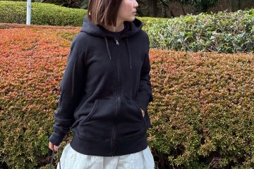 かなり使える【ユニクロ】スウェットパーカ。白スカートを合わせた大人の春の甘辛MIX【40代の毎日コーデ】 画像