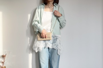 今季注目のミントを【ユニクロ】定番シャツで。ボタンを閉めても羽織ってもサマになる一枚とは【40代の毎日コーデ】 画像