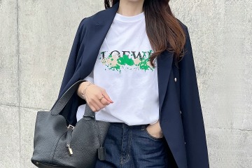 品格が出る【ネイビーのダブルジャケット】。ロゴT×ワイドデニムに羽織った知的でカジュアルな着こなし【40代の毎日コーデ】 画像