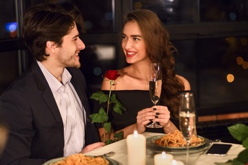 お育ちがバレます。レストランで「バッグ」はどこに置くのが正解？ 知っておきたいテーブルマナーの基本【GWベストセレクション】 画像