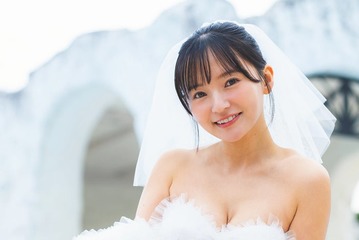 グラドル卒業発表の西永彩奈、ウエディングドレス風衣装で「週プレ」登場 スレンダーボディに釘付け 画像