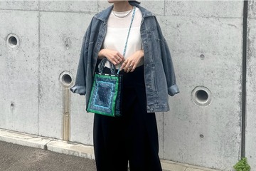 バンダナ柄バッグがアクセント。デニムジャケットをさらりと羽織る、大人のこなれカジュアル術【40代の毎日コーデ】 画像