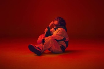 Vaundy監督・出口夏希出演「イデアが溢れて眠れない」MV公開｜新曲「気まぐれ」配信リリースへ 画像