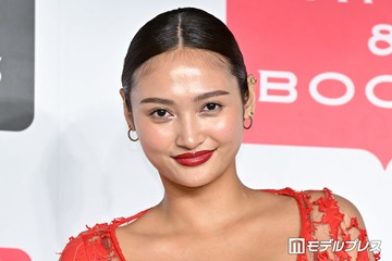 “驚異の10頭身”モデル・香川沙耶「森の中で誓い合う」夫とのウエディングフォトに反響「全部が絵になる」「マリアベールが綺麗」 画像