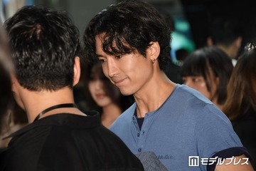 「日プ新世界」トレーナーで話題・安達祐人、原宿に颯爽と現れる シンプルTシャツ姿で魅力全開 画像