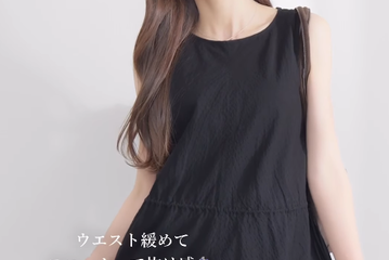 「ユニクロ史上最高にかわいい」という声も！黒のティアードワンピースで完成する大人のやわらかコーデ【40代の毎日コーデ】 画像