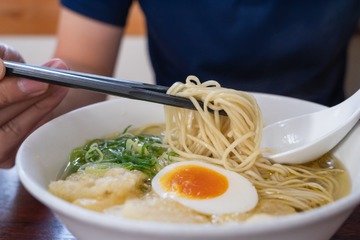 ラーメンに卵をプラス！宅配ピザに好きなトッピング…だけで、疲れた心が回復するって本当？みんながやってる、いつものご飯を「特別版」にする“プチ工夫” 画像