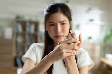 「私の更年期は人より軽い」と思っていたのに。59歳で介護と引っ越しが終わり落ち着いたとたん手足に激痛が！【100人の更年期・リバイバル】 画像