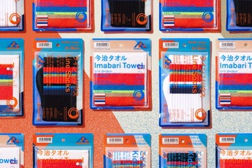 ファミマ×「フジロック’26」コラボアイテム今年も登場 サコッシュやマフラータオルをフェスコーデに 画像