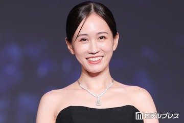 前田敦子、美背中＆デコルテ際立つドレスにジュエリー輝く 7歳息子とは微笑ましいやり取り【第37回 日本ジュエリーベストドレッサー賞】 画像