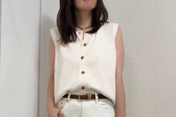 【GU】ボタンセーターが主役。爽やかさ満点の夏っぽホワイトスタイル【40代の毎日コーデ】 画像
