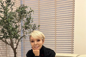研ナオコ、兄夫婦と誕生日祝福 乾杯ショットに反響「ずっと仲良しで素敵」「おしゃれ」 画像