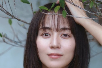 比嘉愛未「FRIDAY」初表紙＆巻頭グラビアで美肌輝く 画像