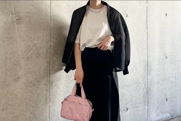 ピンクのバッグをアクセントに。モノトーンに華やかさを添える大人の小物使い【40代の毎日コーデ】 画像