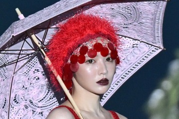 FRUITS ZIPPER鎮西寿々歌、帽子に髪インで雰囲気ガラリ 真っ赤なドレス×レース傘で魅力全開【TGC新潟2026】 画像