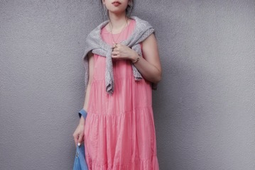 大人の「派手色ワンピ」は夏の特権。「コーラルピンク」の洗練着こなし【40代の毎日コーデ】 画像