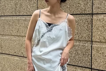 アシメな「レースキャミ」が今年顔。真夏でも涼し気な上下サテンの着こなし術【40代の毎日コーデ】 画像