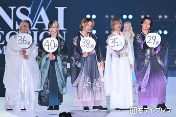 リアルピース、年齢記載うちわ手に堂々ランウェイ「見えない」「若々しすぎる」と反響殺到【関コレ2026A/W】 画像
